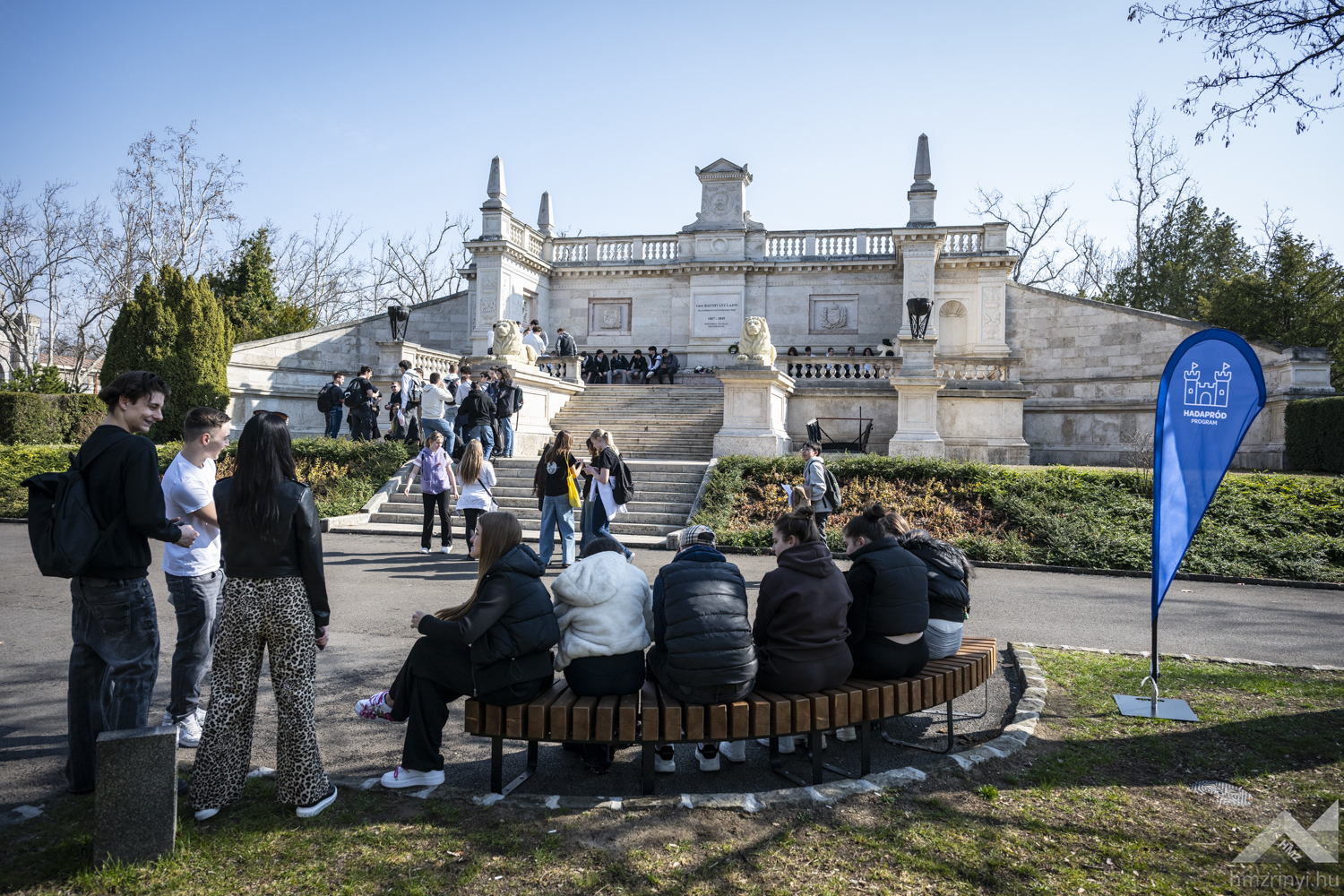 "Itt fekszünk, vándor"