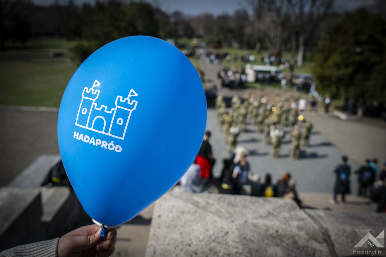 "Itt fekszünk, vándor"