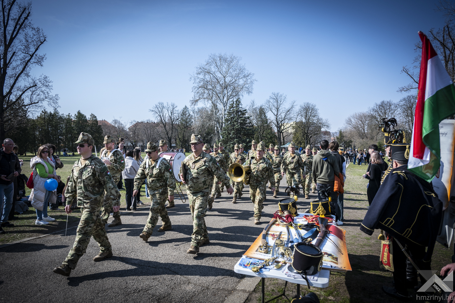 "Itt fekszünk, vándor"