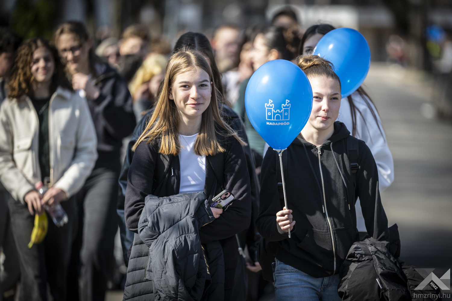"Itt fekszünk, vándor"